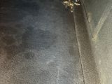 un plancher sale à l'arrière d'une voiture