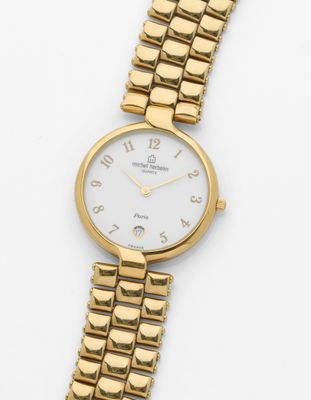 une montre-bracelet plaquée or avec un cadran blanc