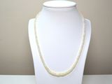 collier avec des perles blanches présenté sur un mannequin blanc