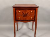 une image représentant une petite table en bois sur laquelle est posée une horloge