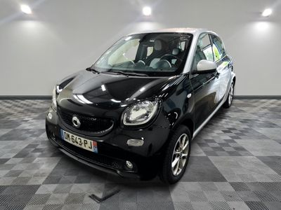 une photo d'une Smart dans un showroom