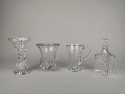 Lot en cristal comprenant : DAUM France. Vase de forme évasé…