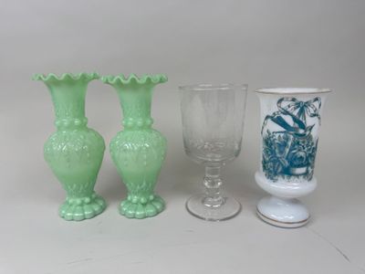trois vases posés l'un à côté de l'autre sur une table