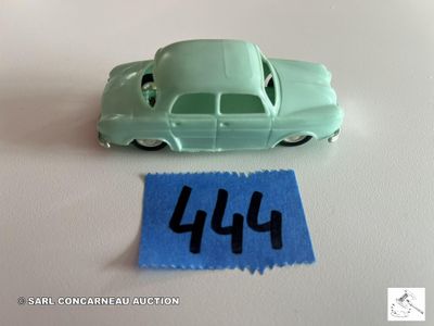 une petite voiture sur laquelle figure un numéro, à côté d'un morceau de feutrine