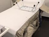 un lit recouvert d'un drap dans une chambre