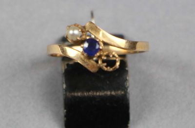 une image représentant une bague en or sertie d'un saphir et de perles