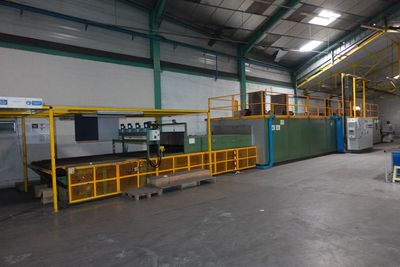 une grande salle contenant de nombreuses machines