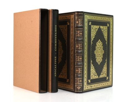 un gros plan d'un livre ouvert, montrant son intérieur