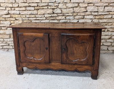 BUFFET en chêne ouvrant par deux portes à décor polylobé et cannelures - Photo 1