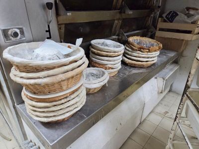 de nombreux paniers de pain empilés sur le plan de travail de la cuisine