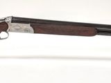 fusil exposé sur un socle en acrylique transparent, sur fond blanc