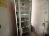 un réfrigérateur dans un coin de la cuisine, muni d'une porte vitrée
