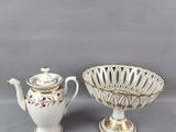 deux pièces de porcelaine sont posées sur une surface grise