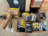 de nombreuses boîtes de piles de différents types et des piles par terre