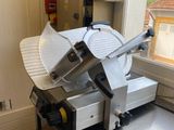 une machine posée sur une table dans une pièce