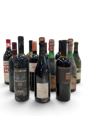 de nombreuses bouteilles de vin alignées sur une surface blanche