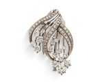 une broche en diamants et plaquée platine, signée Van Cleef