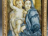 un tableau représentant une femme tenant un enfant dans un cadre en or