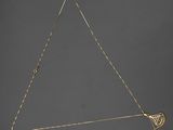 un objet en forme de triangle doré surmonté d'un oiseau