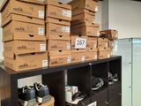 de nombreuses boîtes de chaussures posées sur une étagère dans une pièce
