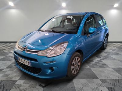 la voiture bleue est garée dans le garage sur le sol en damier