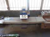 une machine posée sur une table dans une pièce