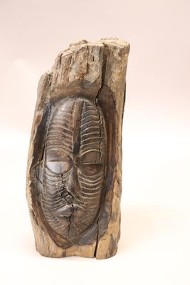 Fragment de souche de bois sculptée en bas relief de deux ma…
