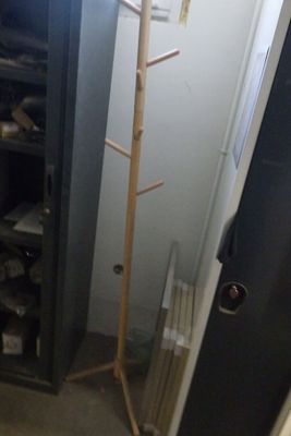une photo d'une pièce avec un placard et un porte-manteau