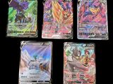 quatre types différents de cartes Pokémon sur fond noir