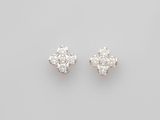 une paire de boucles d'oreilles en diamant