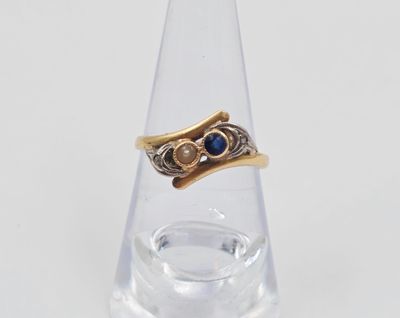 Gros plan sur une bague en or ornée d'une pierre bleue