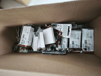 une boîte en carton remplie de composants électroniques divers