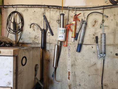 Il y a de nombreux outils accrochés au mur dans ce garage.