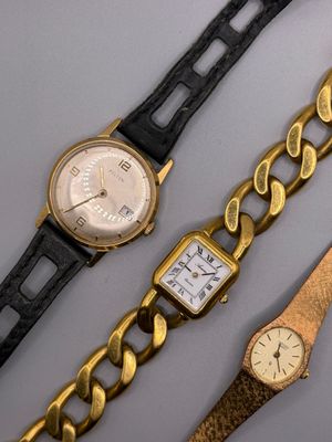Trois types de montres différents sont présentés sur un fond gris