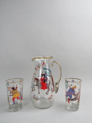 trois verres et un pichet posés sur une table