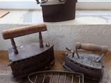 un vieux fer à repasser et une chaise en bois posés par terre