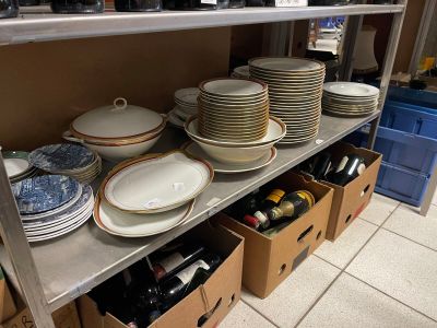 beaucoup d'assiettes et de bols sur les étagères de la cuisine