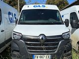deux fourgonnettes blanches garées l'une à côté de l'autre dans un champ
