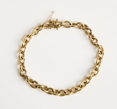 un bracelet à chaîne en or avec un fermoir sur fond blanc