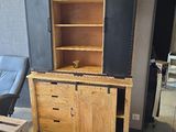 une armoire en bois avec une porte coulissante dans une pièce