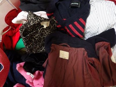 une pile de vêtements posée sur le sol