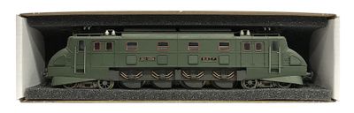 un petit train posé dans une boîte sur une surface blanche