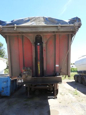 un camion-benne immobilisé dans la terre