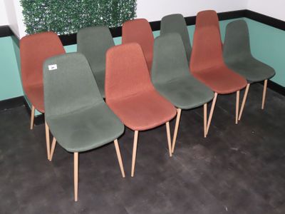 six chaises alignées dans une pièce où se trouve une plante dans un coin