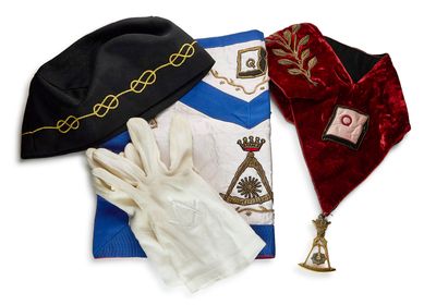 Deux bonnets, des gants et une écharpe sont posés sur une table