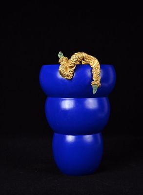 une image représentant un vase bleu contenant un ver