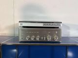 une photo d'une chaîne hi-fi posée sur un comptoir bleu