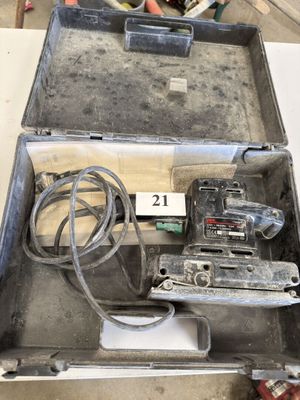 une boîte à outils avec des outils posés sur une table