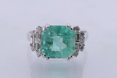 une bague en émeraude et diamant