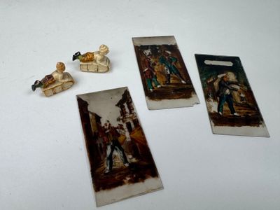 trois figurines représentant des personnes, posées sur une table